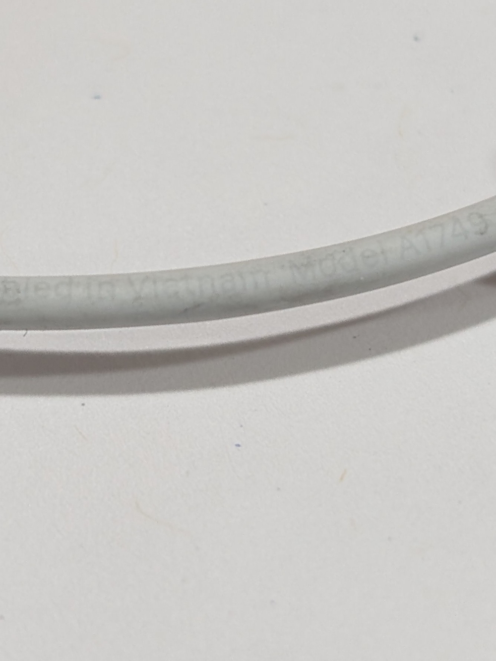 Apple White Lightning to 3.5mm Headphone Adapter - Picture 3 of 4